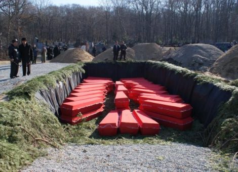 Фотография 2010 года. Источник: http://primamedia.ru/news/03.11.2010/139014/esche-odna-bratskaya-mogila-poyavilas-vo-vladivostoke.html 