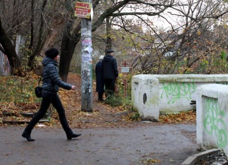 Фотография 30.10.2017. Источник: https://www.nn.ru/news/more/pravozaschitnikov_zaderzhali_za_vosstanovlenie_poklonnogo_kresta_v_pochainskom_ovrage/51429661/