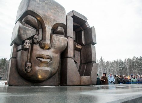 Фотография 2017 года. Источник: https://www.znak.com/2017-11-20/v_ekaterinburge_otkryli_vtoroy_v_rossii_pamyatnik_maski_skorbi_ernsta_neizvestnogo