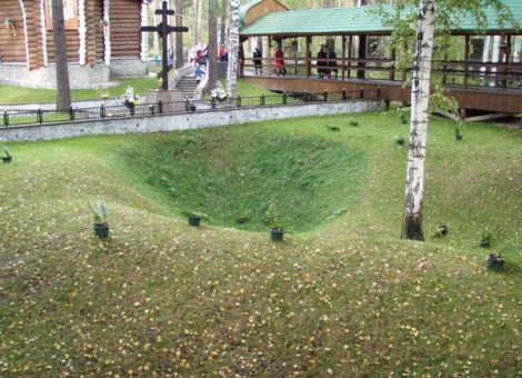 Место шахты рудника Ганина Яма на территории  монастыря.Источник: http://ganinayama.ru