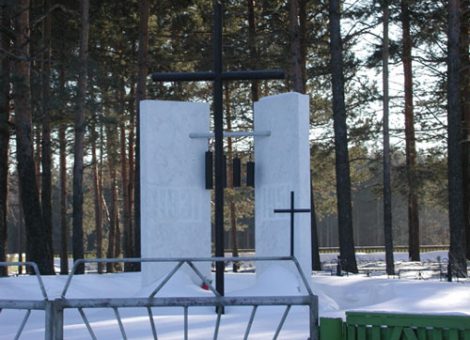 Памятник жертвам политических репрессий. Источник: http://www.kargasok.ru/newsp.html