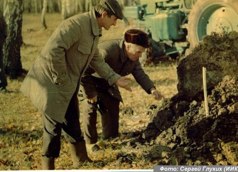 Фотография 1989 года.  Источник: http://www.vishime.ru/blogs/2011/04/04/pamyati-zhertv-politicheskih-repressij/
