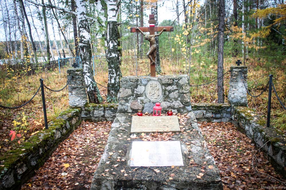 Памятник на месте захоронения депортированных поляков на старом кладбище пос. Озерный