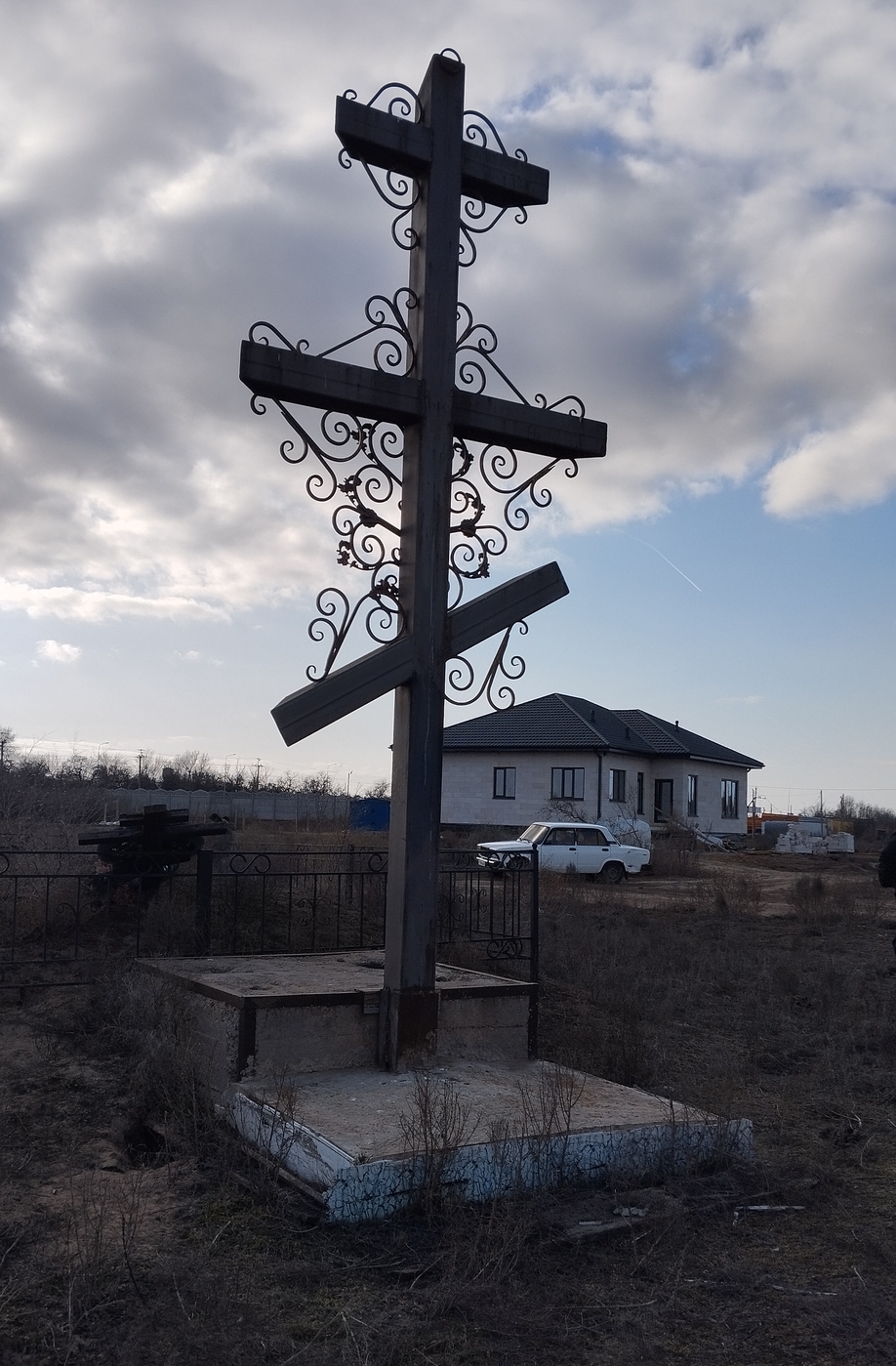 Памятный крест на месте расстрела г. Камызяк. Фото 11.03.2026. Архив НИЦ "Мемориал"