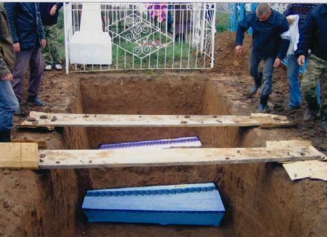 Церемония перезахоронения останков на кладбище г.Камызяк. Фото 2005.